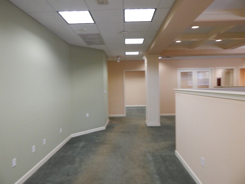 More Photos Of 1561 Main St, Sarasota Storefront Retail Office For Lease