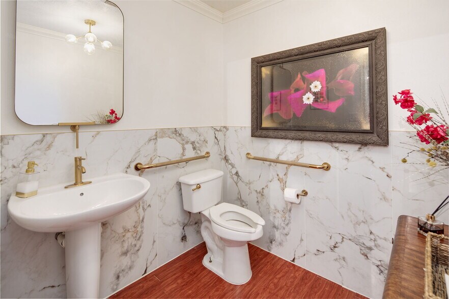 More Photos Of 2606 S Texas Ave, Bryan Restaurant For Sale