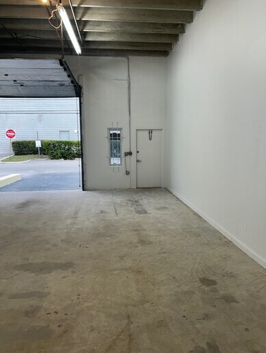 More Photos Of 5065 NE 12th Ter, Oakland Park Warehouse For Lease