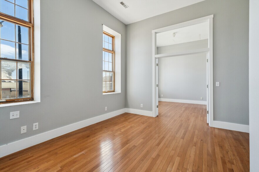 More Photos Of 626-632 Sycamore St, Waterloo Storefront Retail Office For Sale