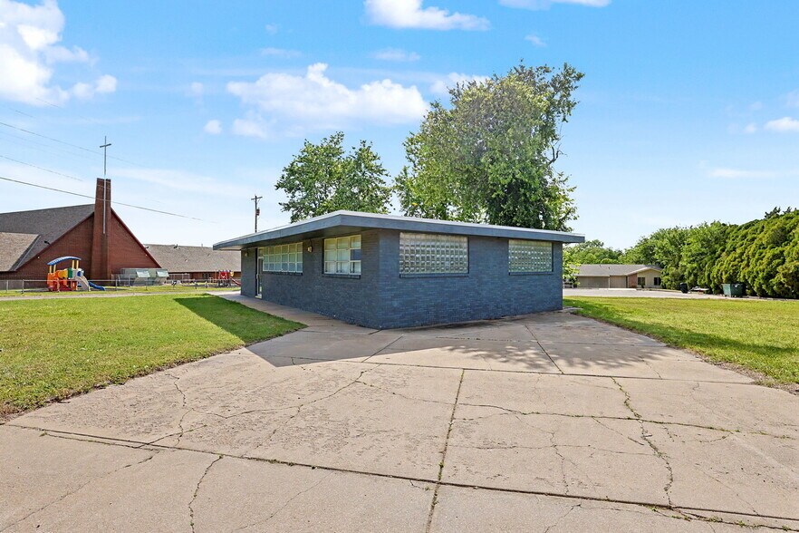 More Photos Of 1601 N State St, Augusta Office For Sale
