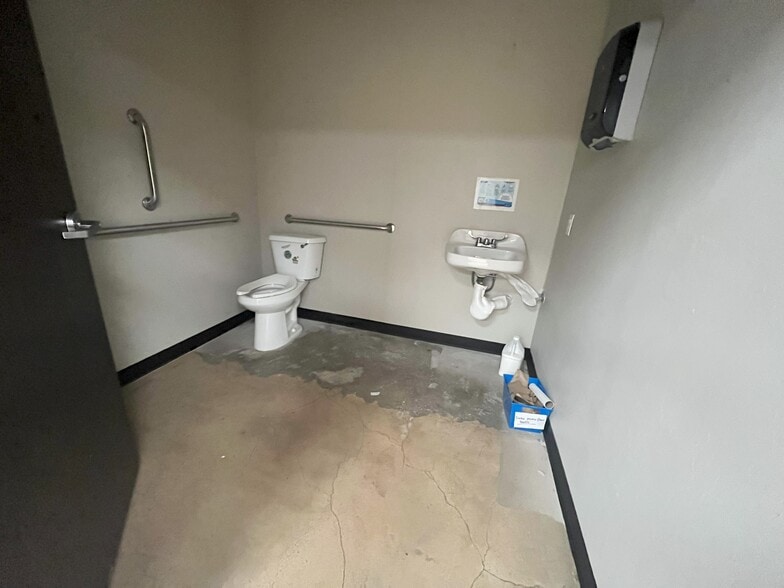 More Photos Of 7926 N May Ave, Oklahoma City Storefront Retail Office For Lease