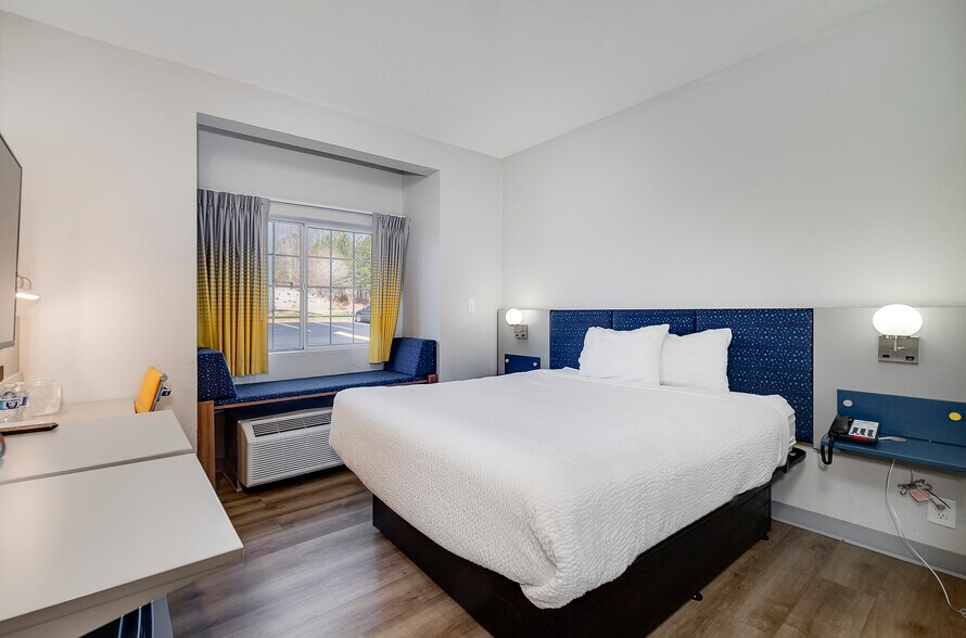 More Photos Of 195 Country Club Dr, Stockbridge Hotel For Sale