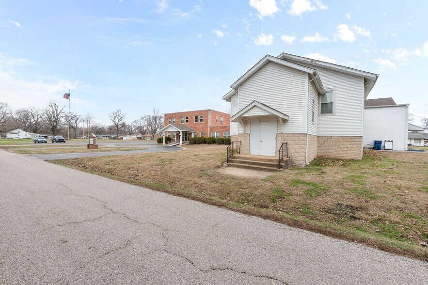More Photos Of 8861 Botanical Ave, Caseyville Specialty For Sale