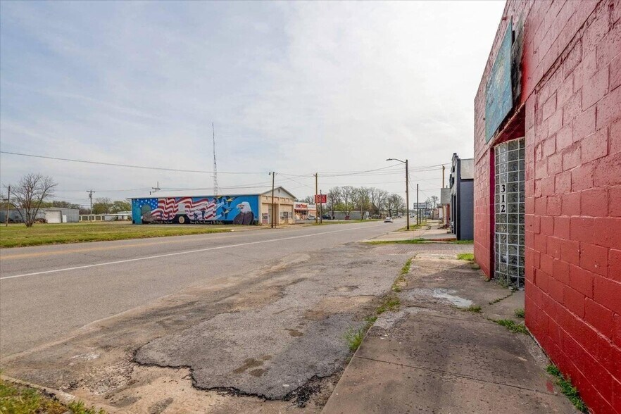 More Photos Of 312 E Cherokee Ave, Nowata Freestanding For Sale
