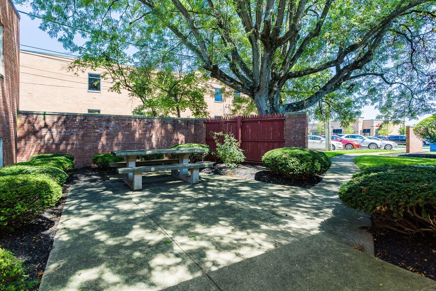 More Photos Of 1840 Zollinger Rd, Upper Arlington Loft Creative Space For Lease