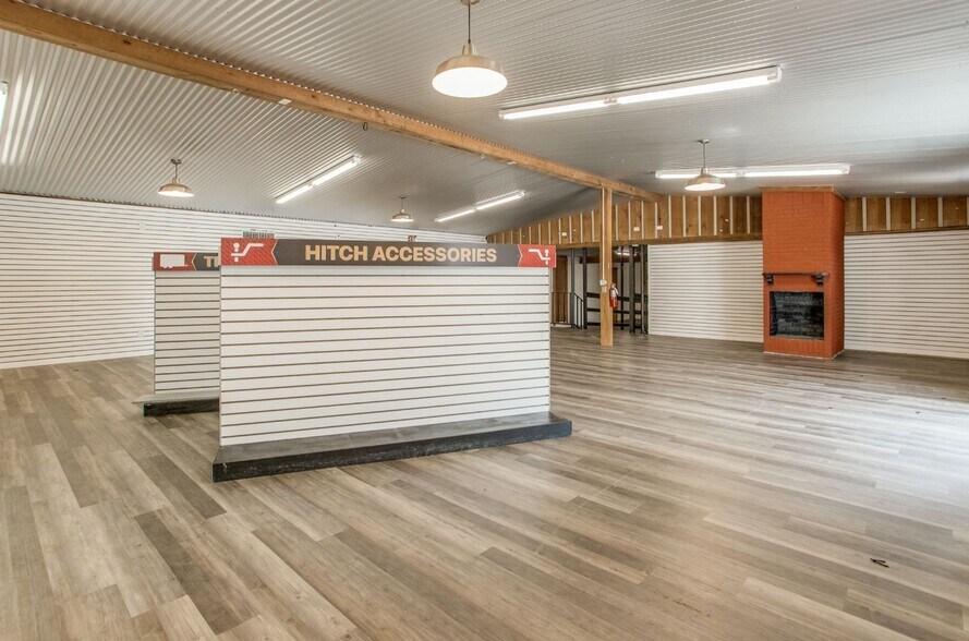 More Photos Of 5200 Hwy 90, Pace General Retail For Lease