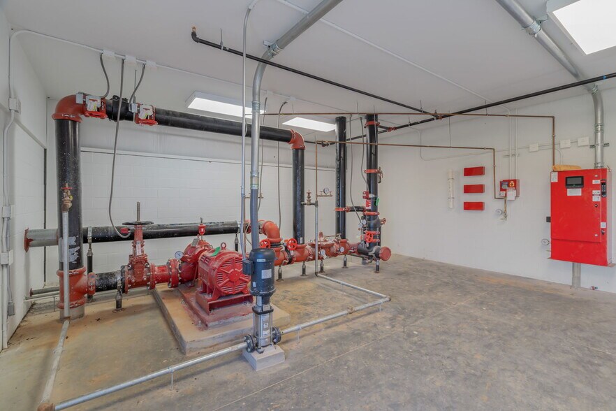 More Photos Of 2677 Huntington Park Dr, Loudon Warehouse For Lease