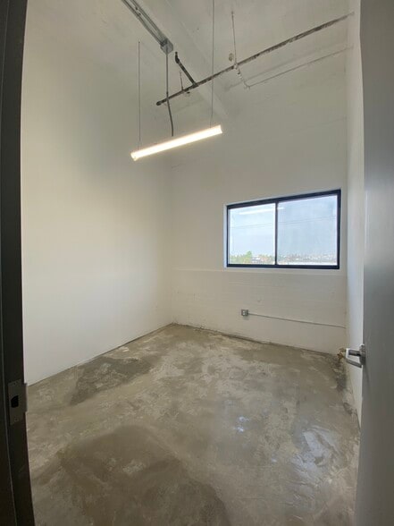 More Photos Of 901 E 31st St, Los Angeles Manufacturing For Lease