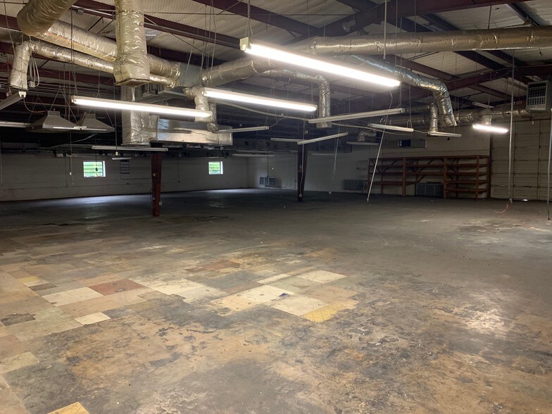 More Photos Of 223 W Danieldale Rd, Dallas Light Distribution For Sale