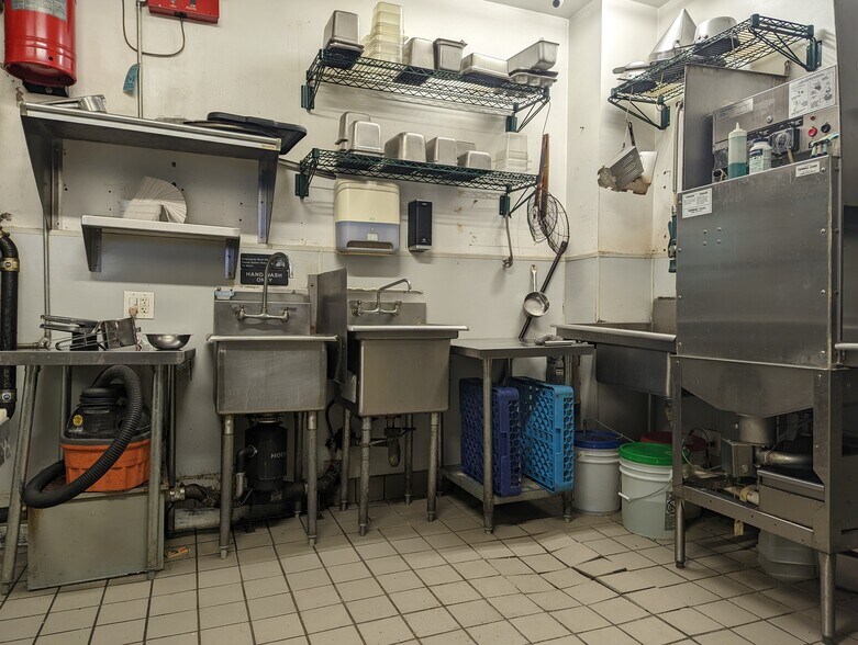 More Photos Of 705-707 S 5th St, Philadelphia Storefront For Lease