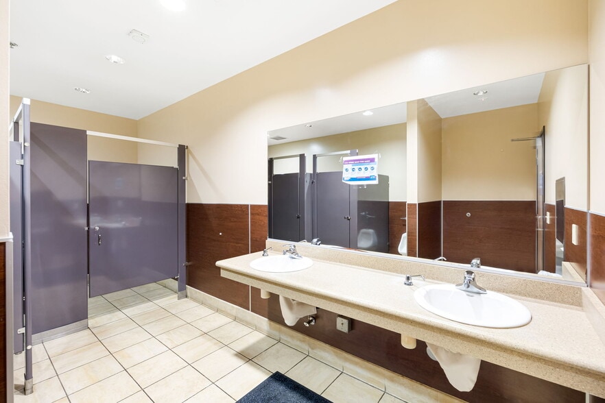 More Photos Of 10425 Enterprise Dr, Redlands Light Distribution For Sale