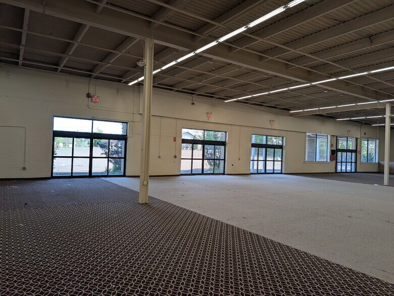 More Photos Of 855 Boston Post Rd, West Haven Freestanding For Lease