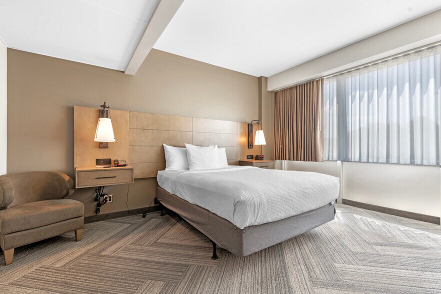 More Photos Of 101 E Adams St, Springfield Hotel For Sale