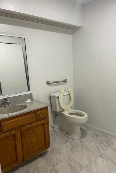 More Photos Of 5907 Highgrove Rd, Grandview Office For Lease