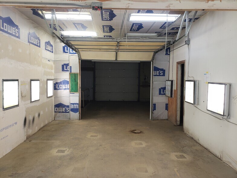 More Photos Of 417 Duff Ave, Ames Light Manufacturing For Lease