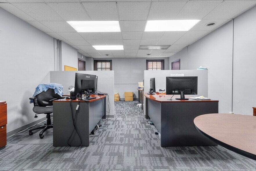 More Photos Of 12-18 N Delaware St, Indianapolis Office For Sale