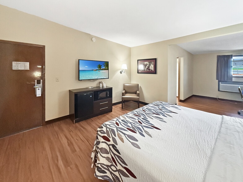 More Photos Of 5020 NE 14th St, Des Moines Hotel For Sale