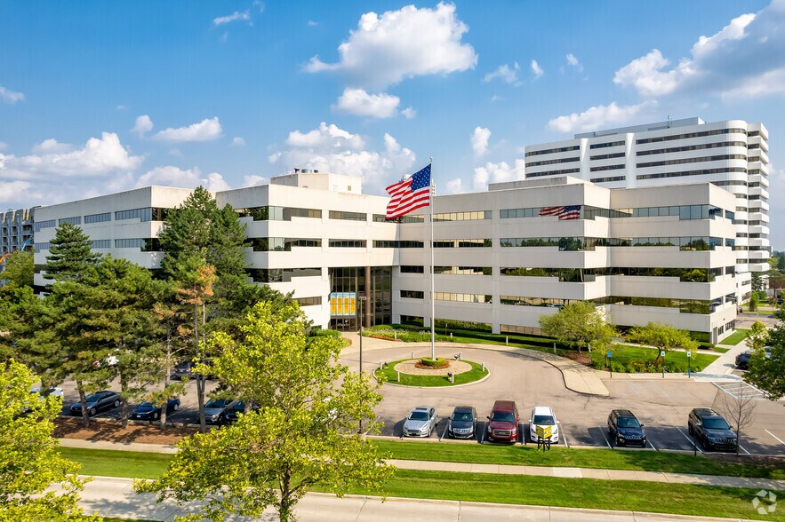 More Photos Of 901 Wilshire Dr, Troy Office For Lease