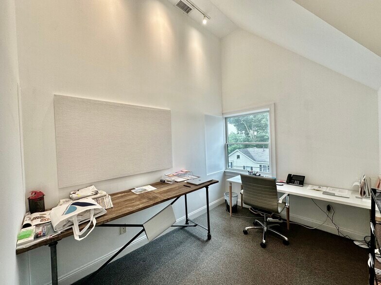 More Photos Of 1037 E Putnam Ave, Riverside Office For Lease