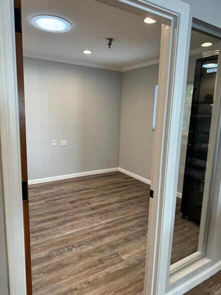 More Photos Of 910 S Glenoaks Blvd, Burbank Storefront Retail Office For Lease