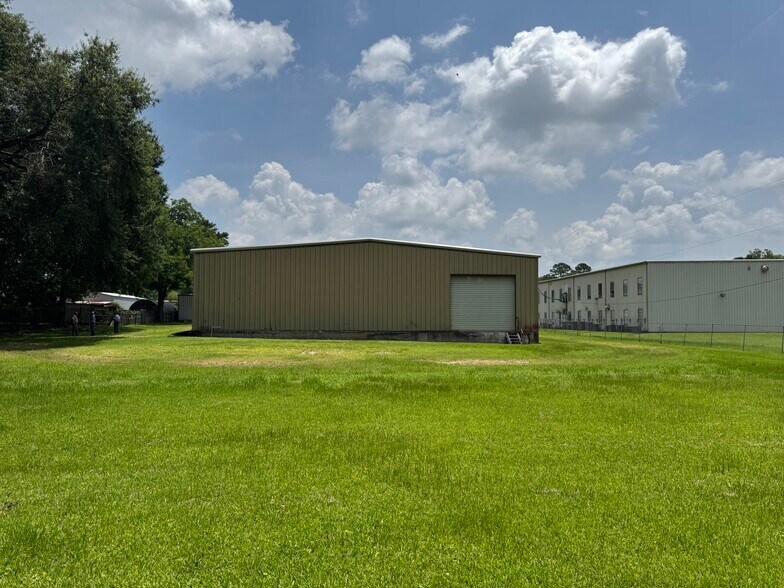 More Photos Of 1208 S Chestnut St, Lufkin Showroom For Sale