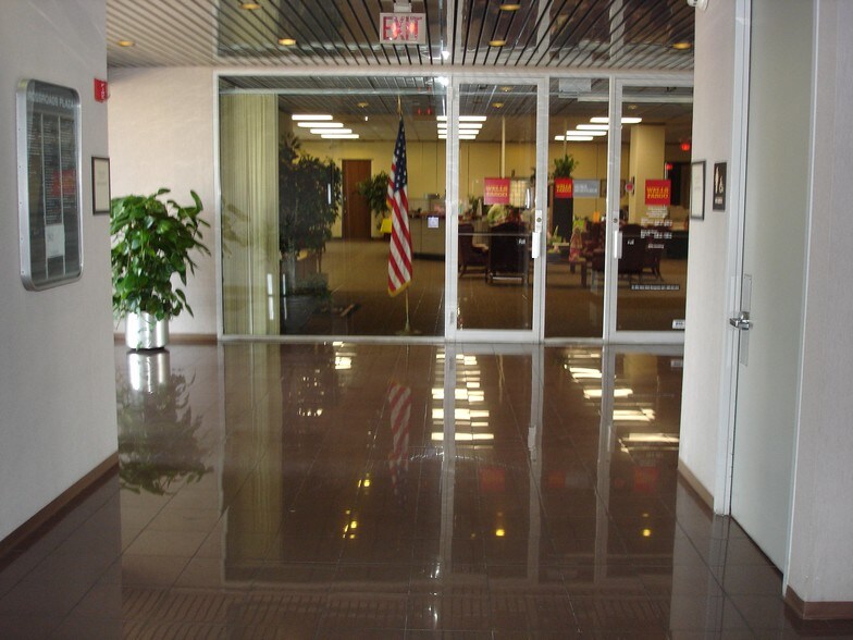 More Photos Of 1501 E Mockingbird Ln, Victoria Office For Lease