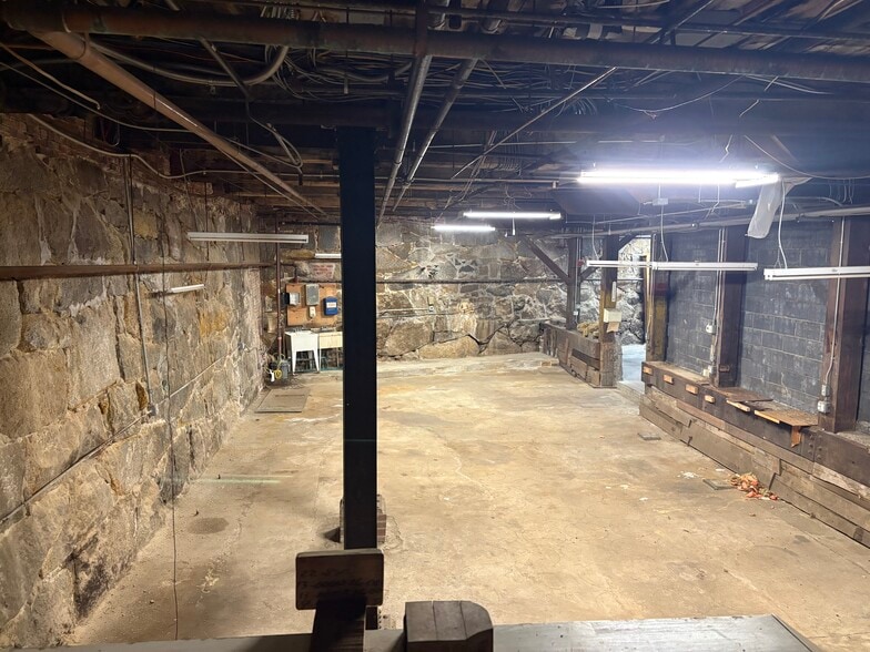 More Photos Of 36 Main St, Amesbury Flex For Lease