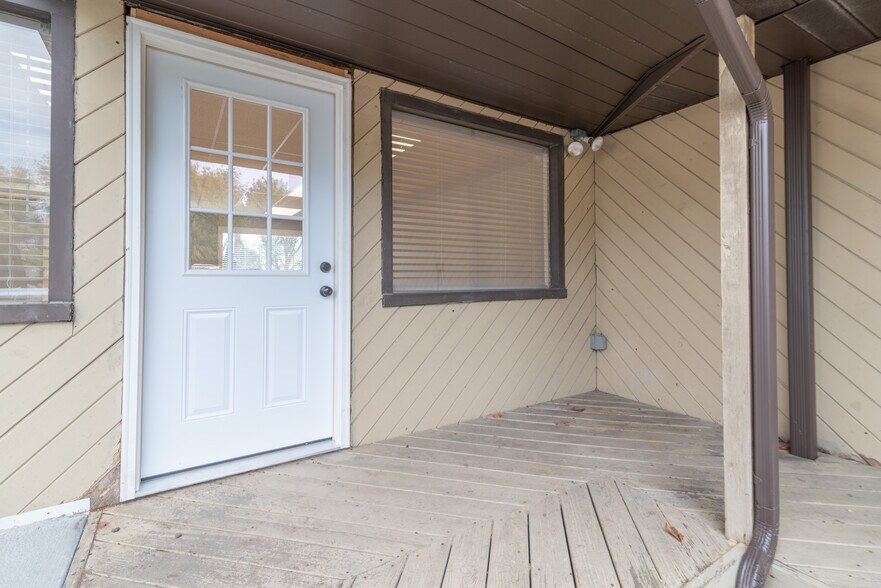 More Photos Of 238 Moon Clinton Rd, Coraopolis General Retail For Lease