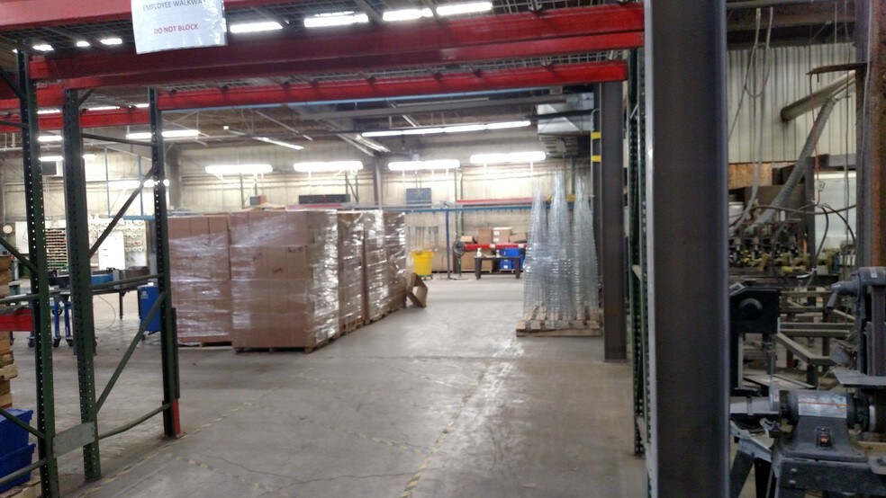 More Photos Of 5564 N 152nd St, Hugo Warehouse For Lease