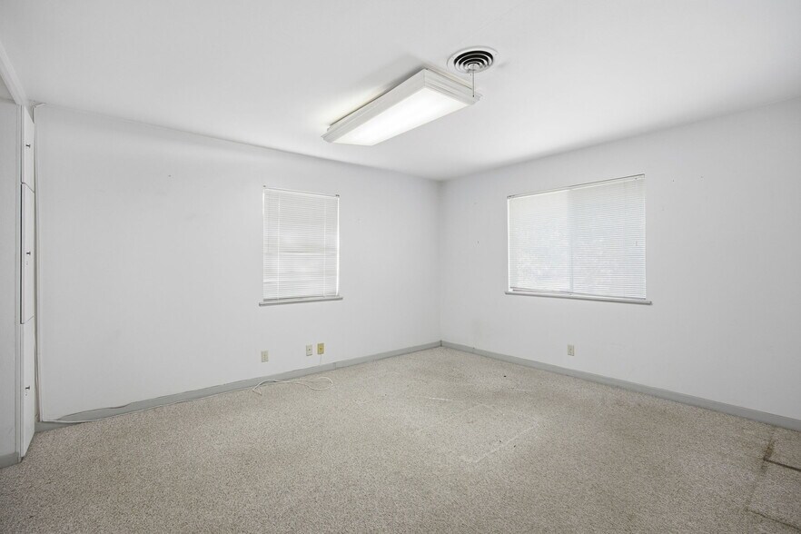 More Photos Of 7909 Rosson Dr., Austin Land For Lease