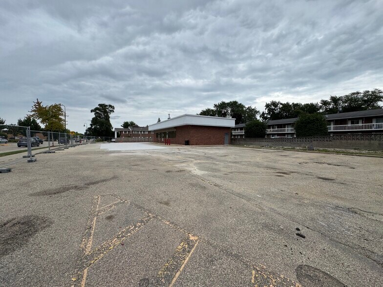 More Photos Of 5450 Monona Dr, Madison Service Station For Sale