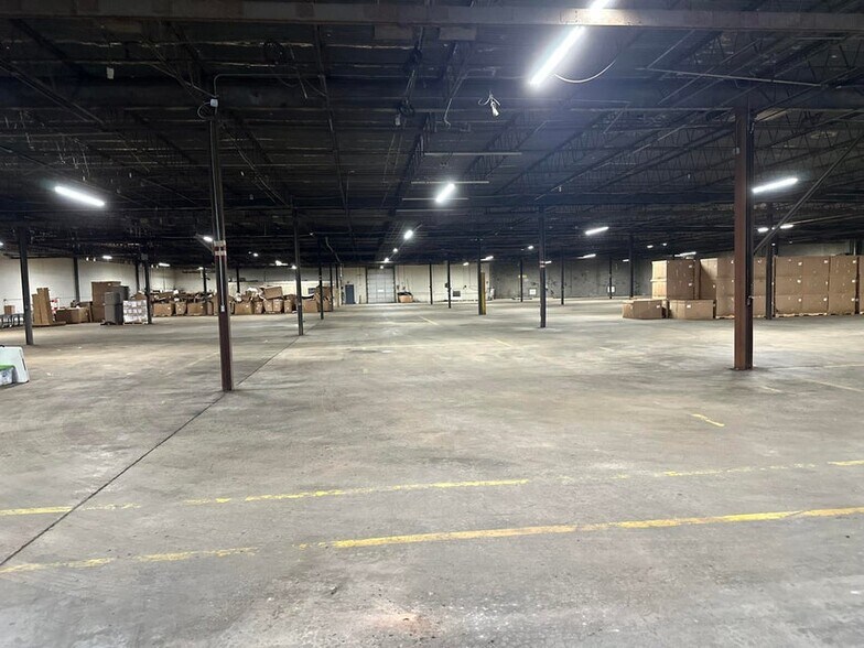 More Photos Of 944 Highway 15 N, New Albany Warehouse For Lease