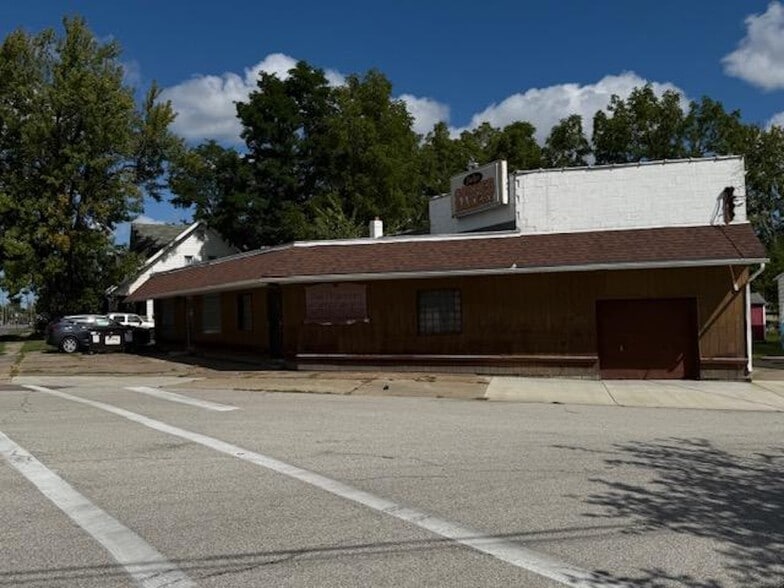 Primary Photo Of 501 Lake Ave, Elyria General Retail For Sale