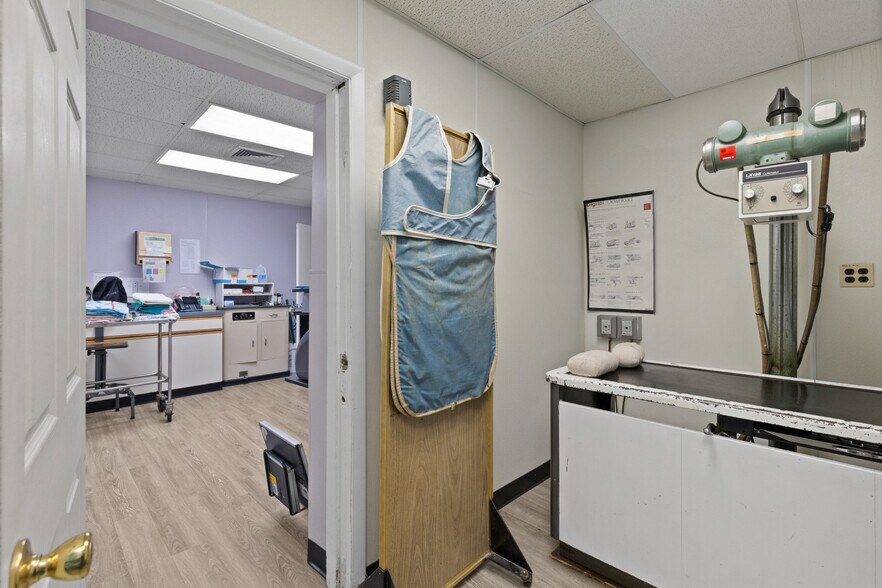 More Photos Of 5915 Belair Rd, Baltimore Veterinarian Kennel For Sale