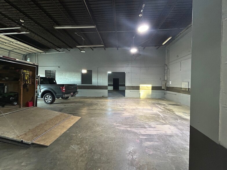 More Photos Of 4744 Singleton Station Rd, Louisville Distribution For Lease
