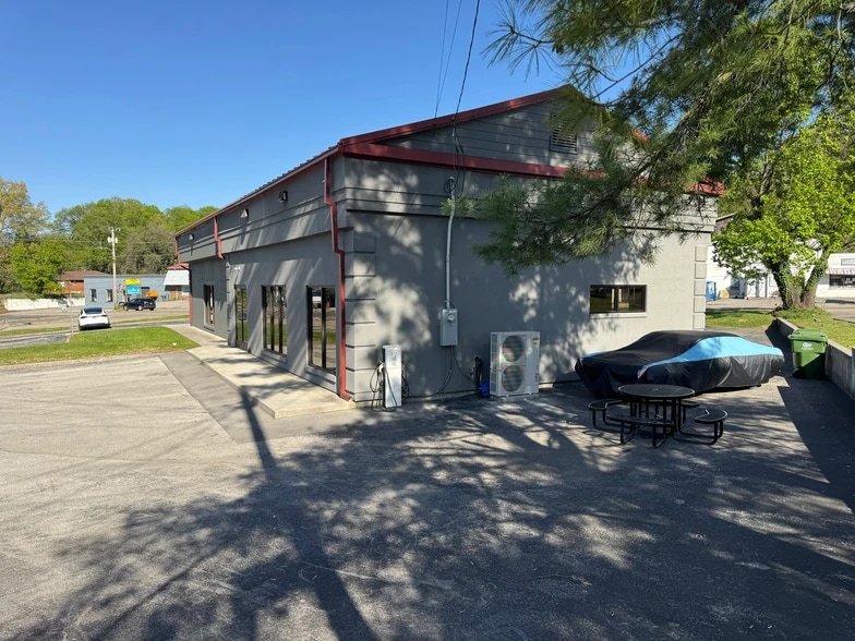 More Photos Of 1819 E Broadway Ave, Maryville Bank For Sale
