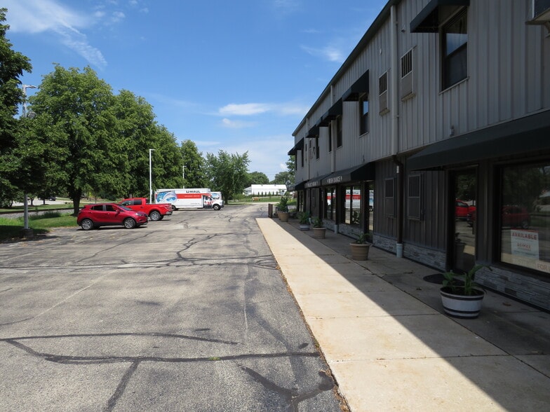 More Photos Of 113-137 W Wapella St, Minooka General Retail For Lease