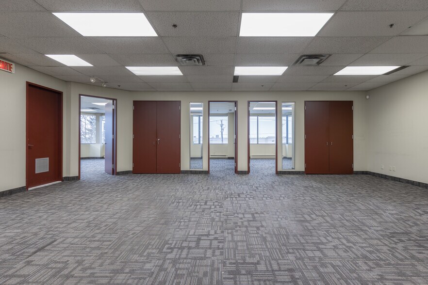 More Photos Of 4848-4868 Ch Bois-Franc, Montréal Flex For Lease