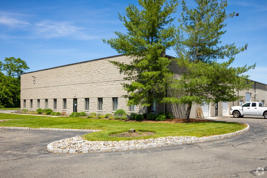 More Photos Of 11 Melanie Ln, East Hanover Unknown For Lease