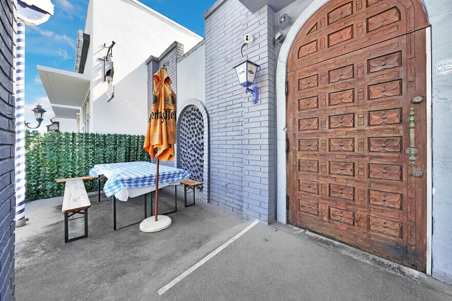 More Photos Of 3016 E Commercial Blvd, Fort Lauderdale Restaurant For Sale