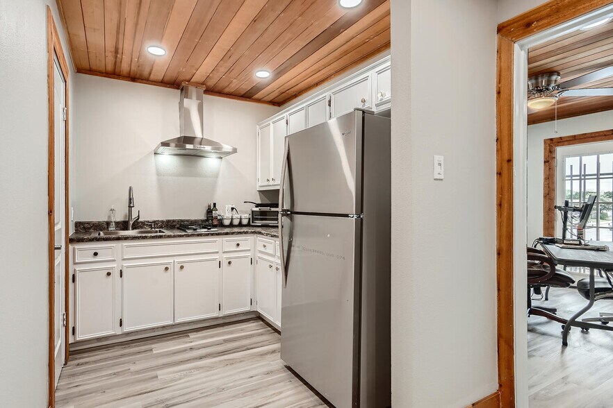 More Photos Of 11204 Bluff Bend Dr, Austin Light Manufacturing For Sale