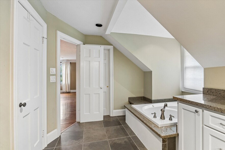 More Photos Of 1330 Des Jardines St, Houston Office Residential For Sale
