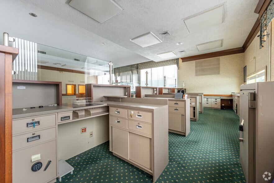 More Photos Of 30 E Main St, Geneva General Retail For Lease