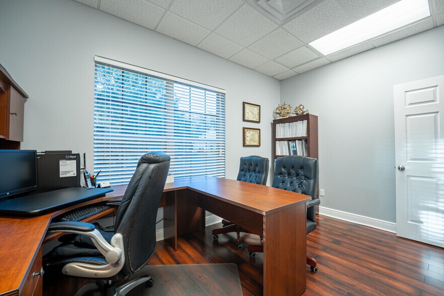 More Photos Of 523 Wekiva Commons Cir, Apopka Office For Sale
