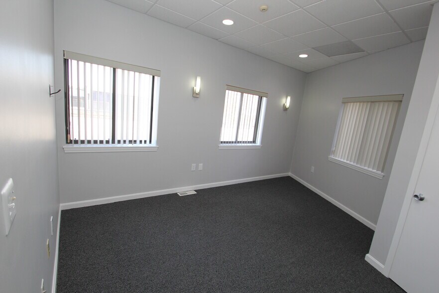 More Photos Of 87 Main St, North Reading Light Manufacturing For Sale