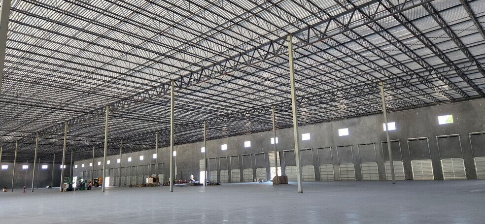 More Photos Of 8515 FL-33, Lakeland Distribution For Sale