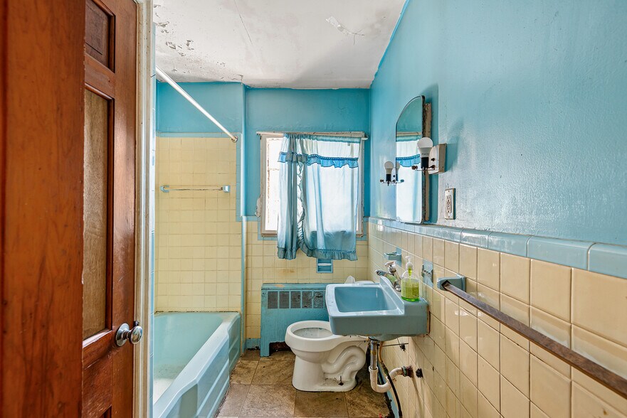 More Photos Of 9 E 44th St, Wilmington Office Residential For Sale