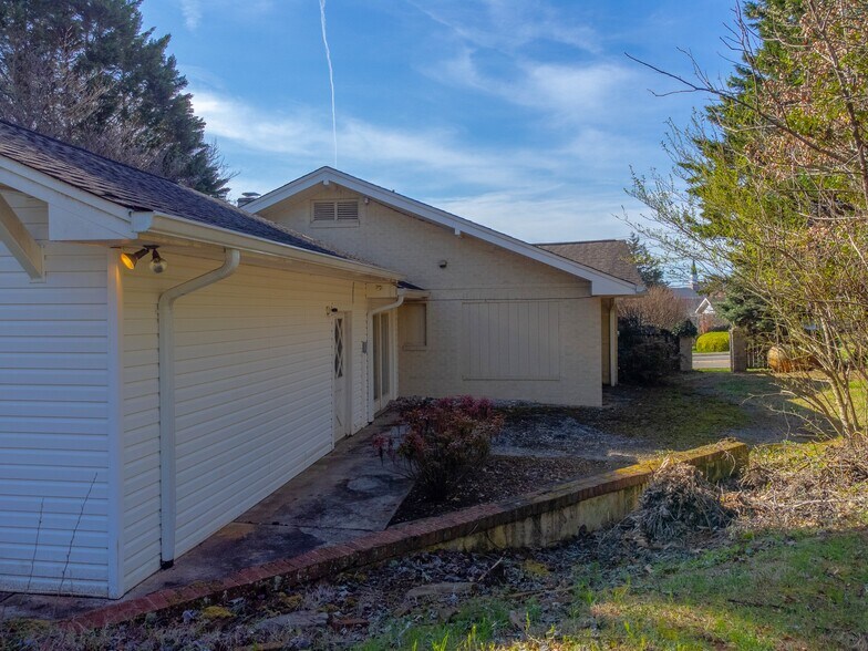 More Photos Of 156 White Oak St, Franklin Medical For Sale
