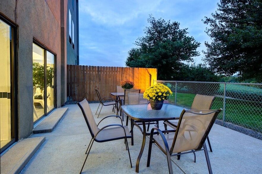 More Photos Of 1416 Broadway Ave E, Mattoon Hotel For Sale